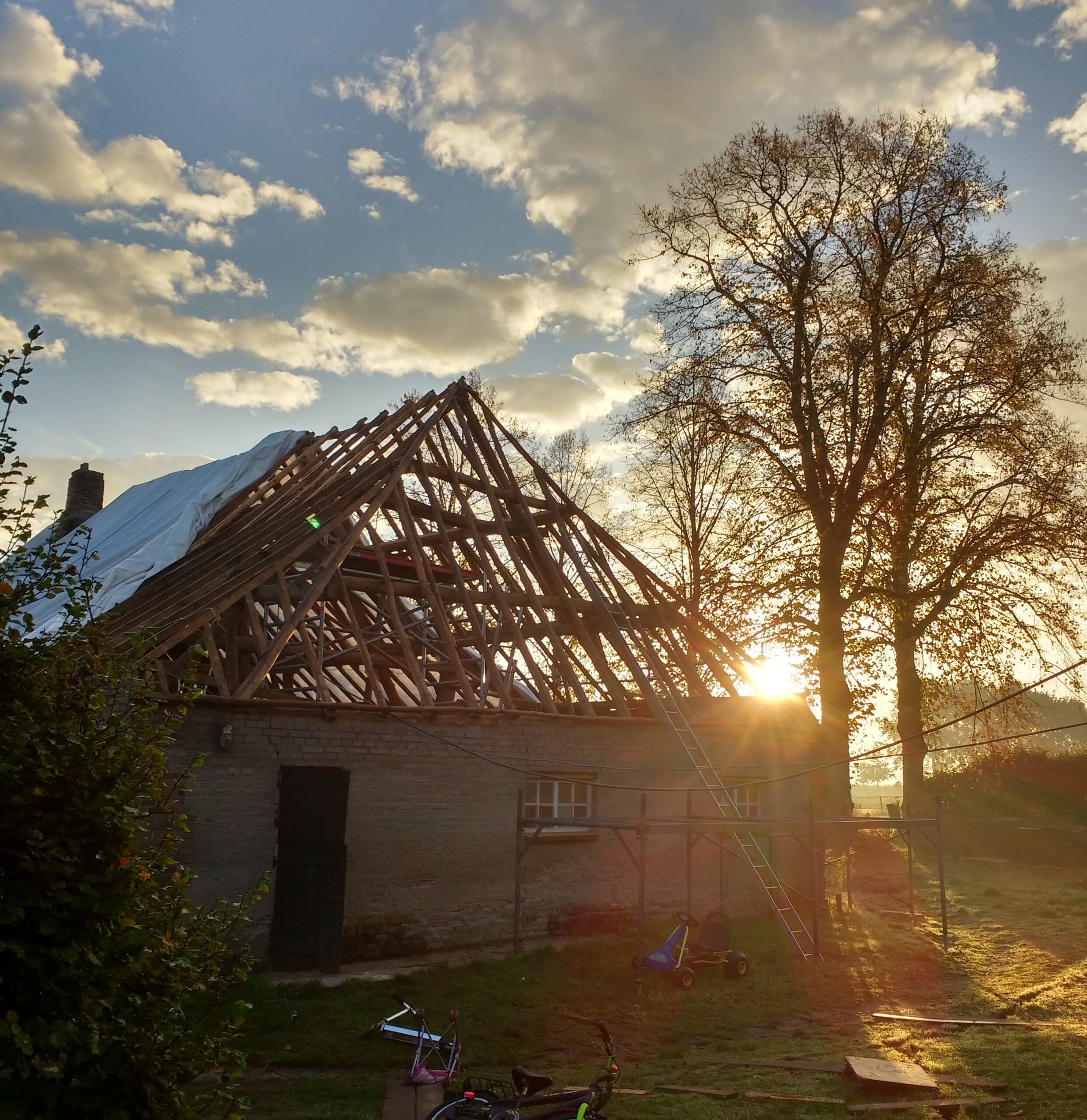 boerderij de voort zonsopkomst door de dakconstructie