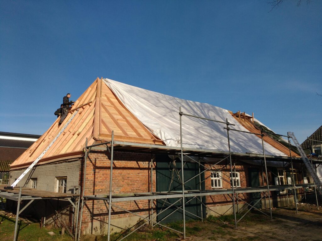 langgevelboerderij de voort - maken van dakbeschot en liggers
