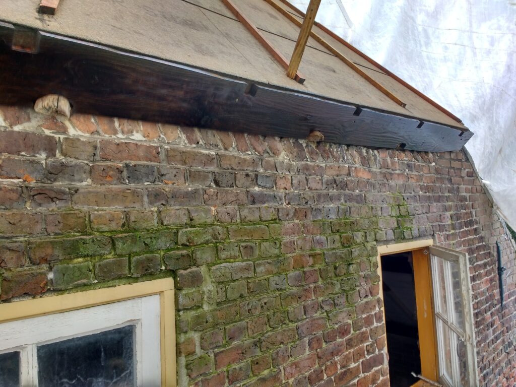 Boerderij de Voort | ecologische verbouwing rieten dak in de Kempen | knelbalk straatkant